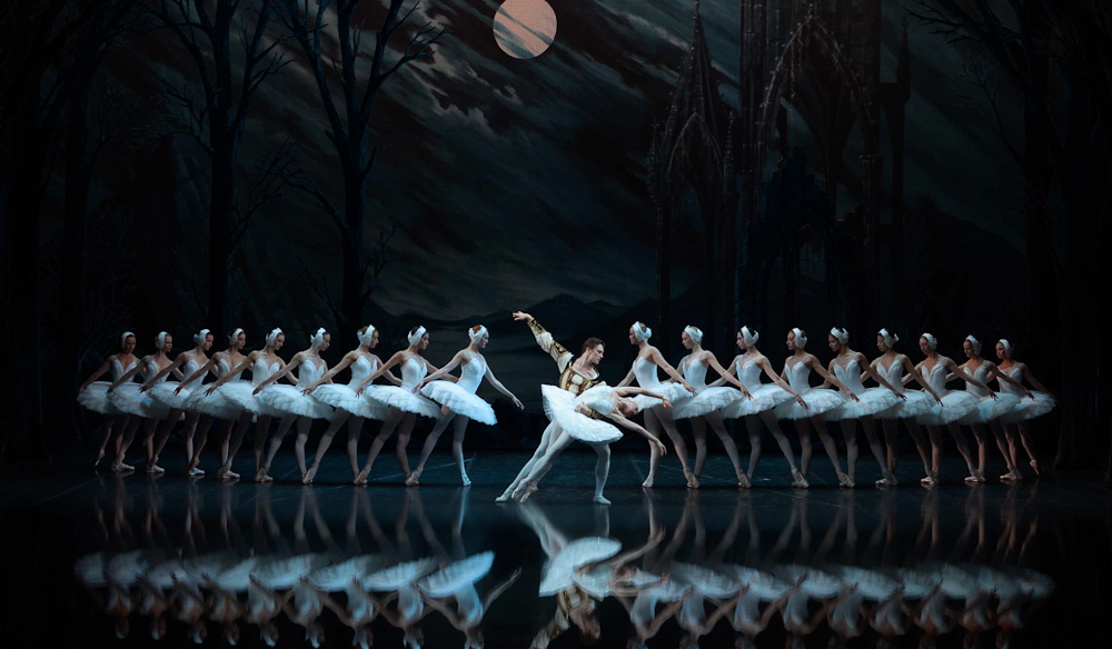 The-St-Petersburg-Ballet-Swan-Lake-Swans-+-duo_LR